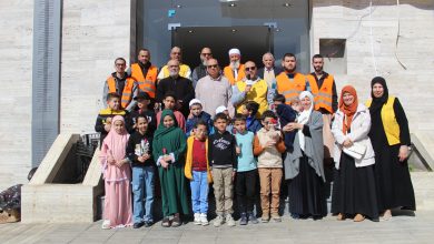 صورة قسنطينة / تلاميذ مدرسة الشهيد نوايلي الطيب يساهمون في تموين مائدة الإفطار لعابري السبيل “الإسراء” بعلي منجلي