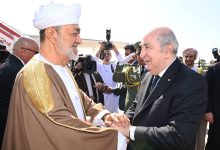 صورة رئيس الجمهورية السيد عبد المجيد تبون يستقبل بالمطار الدولي هواري بومدين، صاحب الجلالة السلطان هيثم بن طارق ، سلطان عُمان الشقيقة.