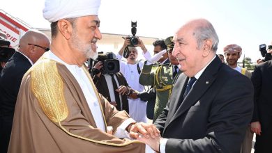 صورة رئيس الجمهورية السيد عبد المجيد تبون يستقبل بالمطار الدولي هواري بومدين، صاحب الجلالة السلطان هيثم بن طارق ، سلطان عُمان الشقيقة.
