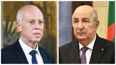 صورة رئيس الجمهورية السيد عبد المجيد تبون يتلقى مكالمة هاتفية من  رئيس الجمهورية التونسية السيد قيس سعيد