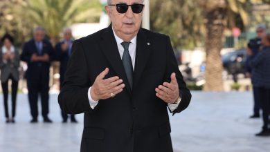 صورة رئيس الجمهورية السيد عبد المجيد تبون يقرأ فاتحة الكتاب على أرواح شهداء الثورة التحريرية المباركة